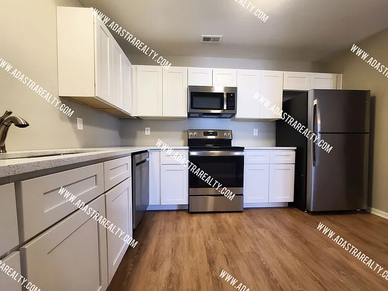 121 Ames St — Photo 5