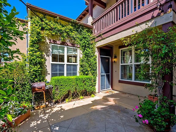 Enclosed private patio/courtyard