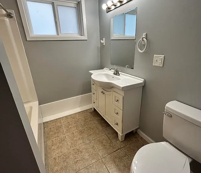 Bathroom. Tub with shower