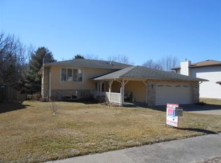 2705 W 44th St, Davenport, IA 52806