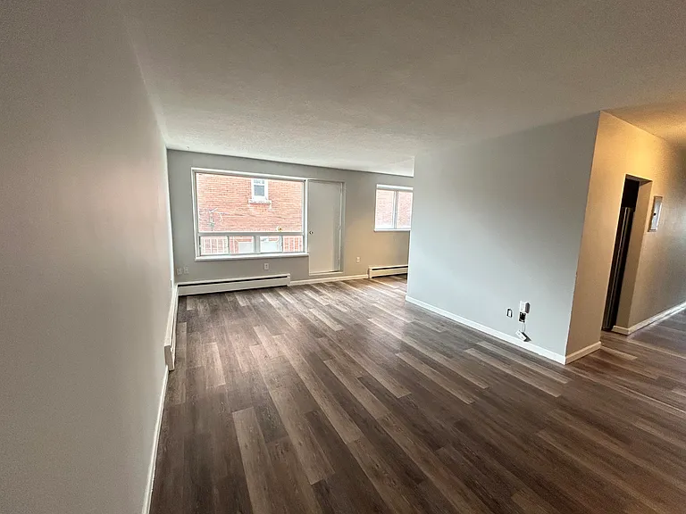 21 Balmoral Ave S #202 — Photo 5