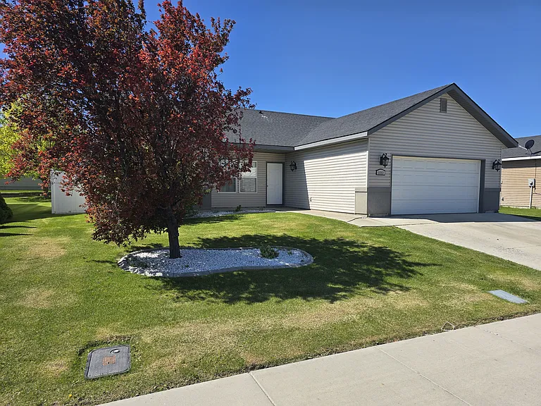 1643 Vista Dr — Photo 2
