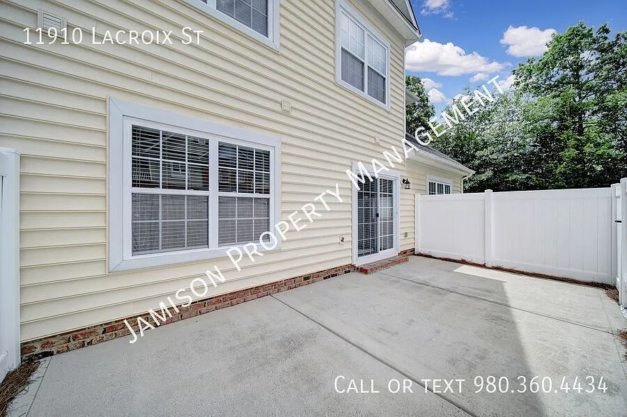 Lovely 3 bed 2.5 bath with loft Condo in Ballantyne area! — Photo 2