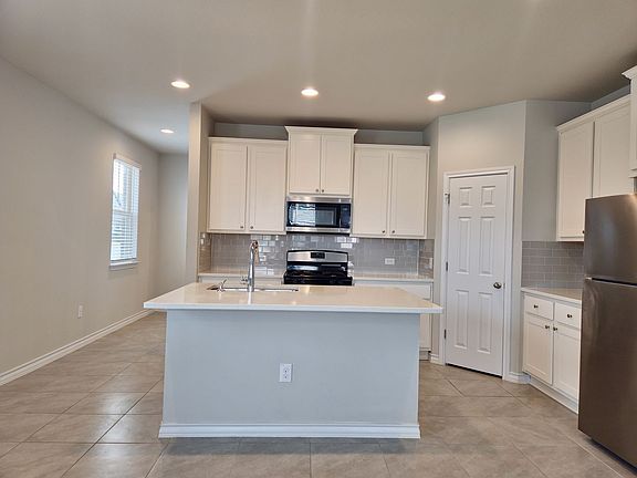 4th image of 7624 Saginaw Dr
