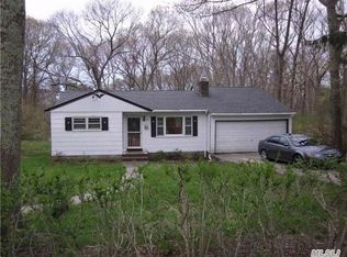 14 Centerview Trl, Ridge, NY 11961