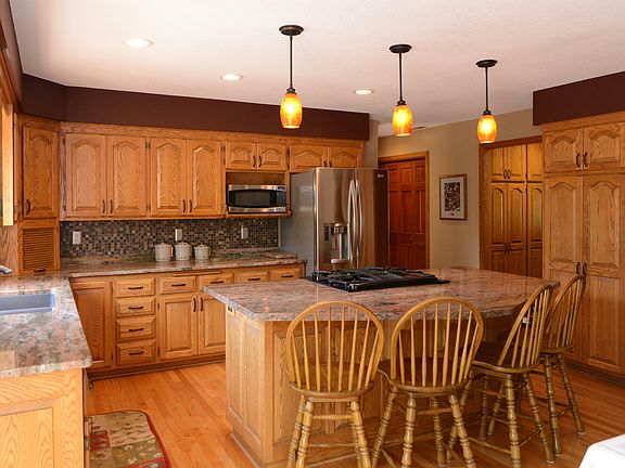 Spacious kitchen & island