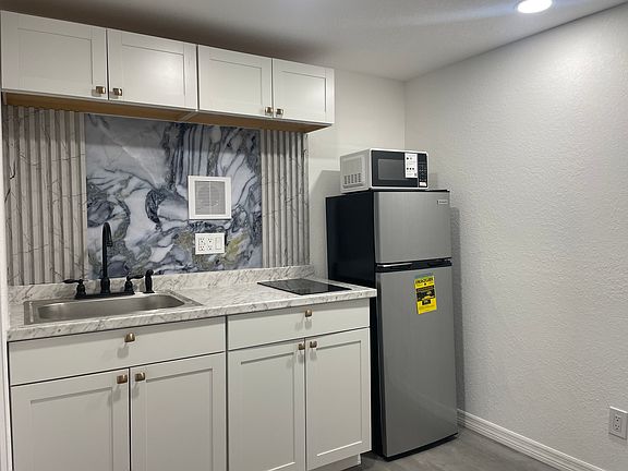 3rd image of 1432 N Pine Hills Rd