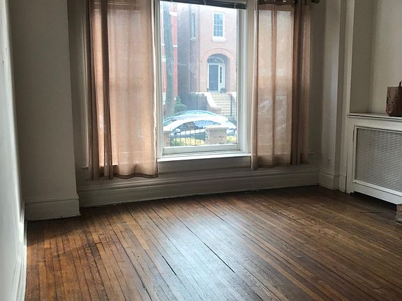2nd image of 2226 N Dayton St #1