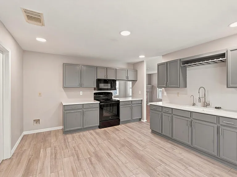 2410 Cedar Trce — Photo 7