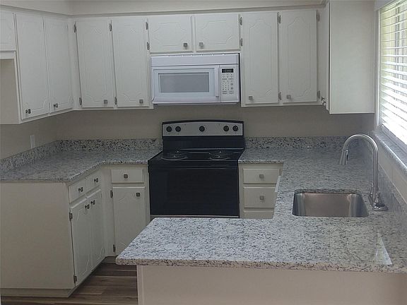 4th image of 1906 Longmeadow Dr