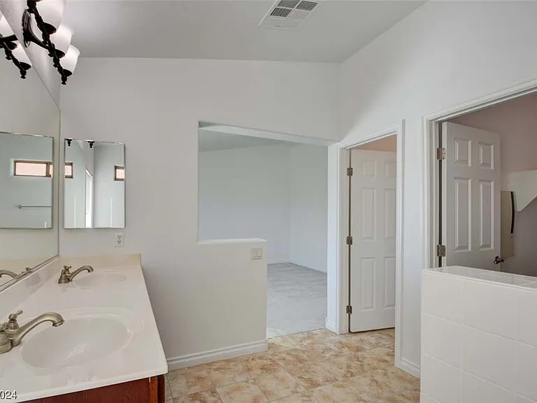 4736 Killington St — Photo 11