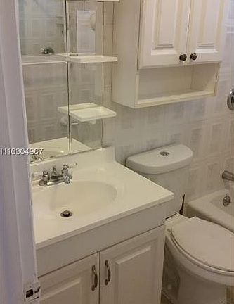 5th image of 1540 SW 20th St