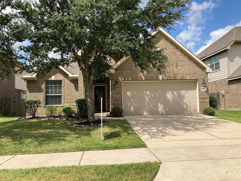 Classic Village Builders quality home in high demand Country Lake Estates with trails, beautiful lakes, recreation facilities, playgrounds, community garden, and convenient shopping. Quick access to major highway arteries for commuters.