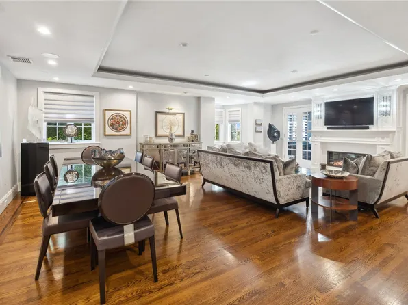 160 Estate Court #160, Roslyn Heights, NY 11577