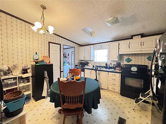 3rd image of 2205 Luffman Rd