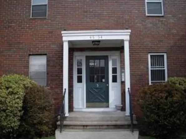 48 Regency Park Dr, Agawam, MA 01001