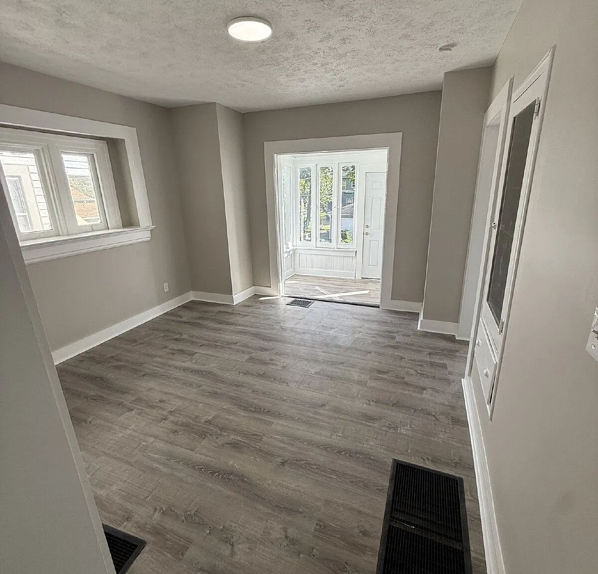 5 bed, 2.0 bath, 2032 sqft, $1,695 — Photo 2