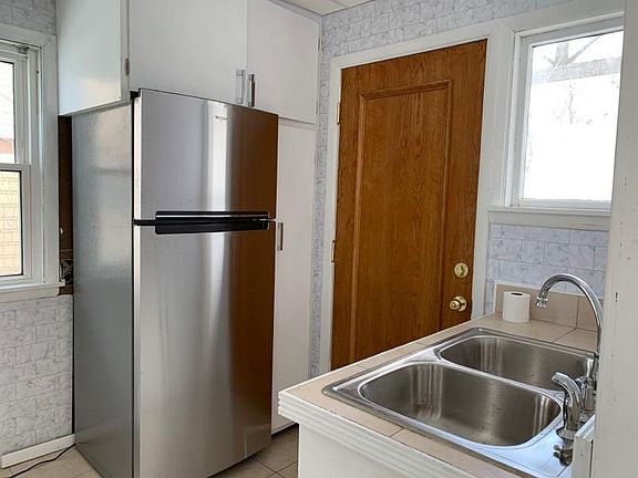 3rd image of 834 31st Ave N