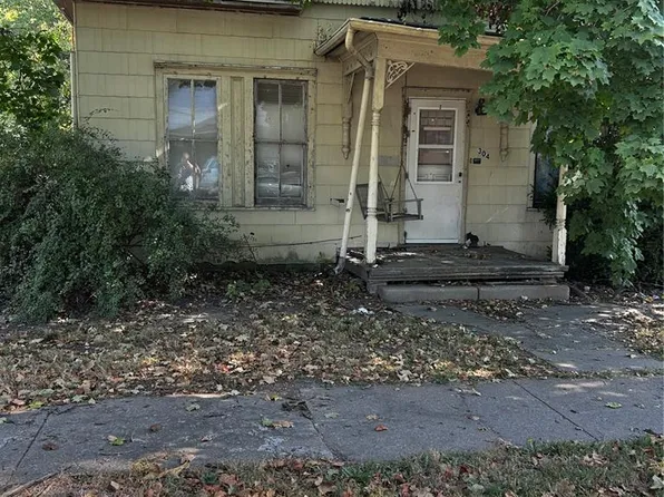 304 N Spruce St, Nokomis, IL 62075