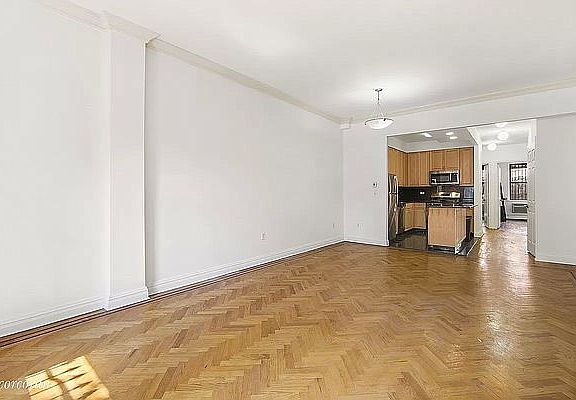3rd image of 4 Mount Morris Park W APT 4A