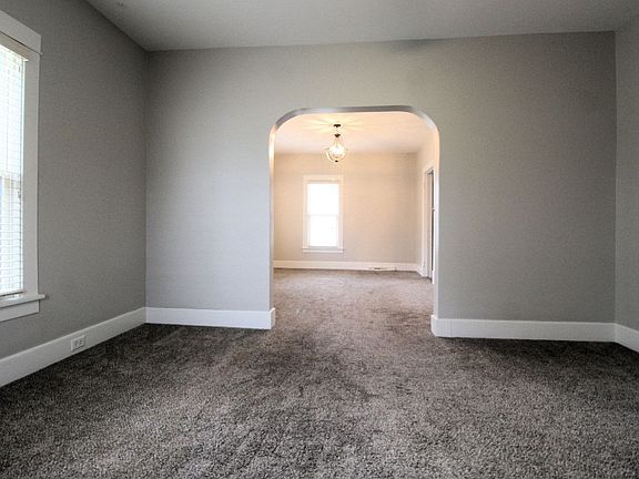 3rd image of 383 N Prairie Ave