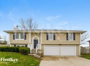 709 E 16th St, Kearney, MO 64060