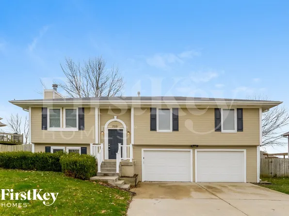 709 E 16th St, Kearney, MO 64060