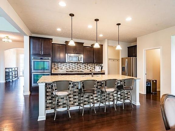 4th image of 264 W Legend Ct