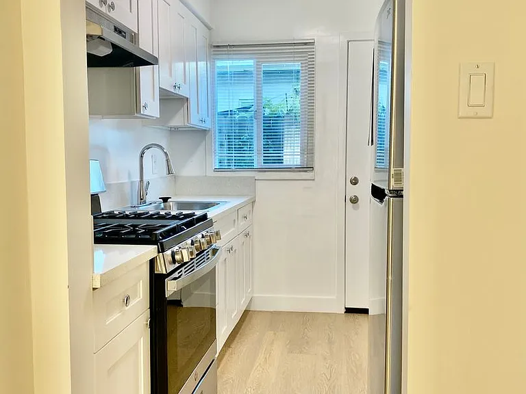 Clarington Ave 3710 — Photo 7
