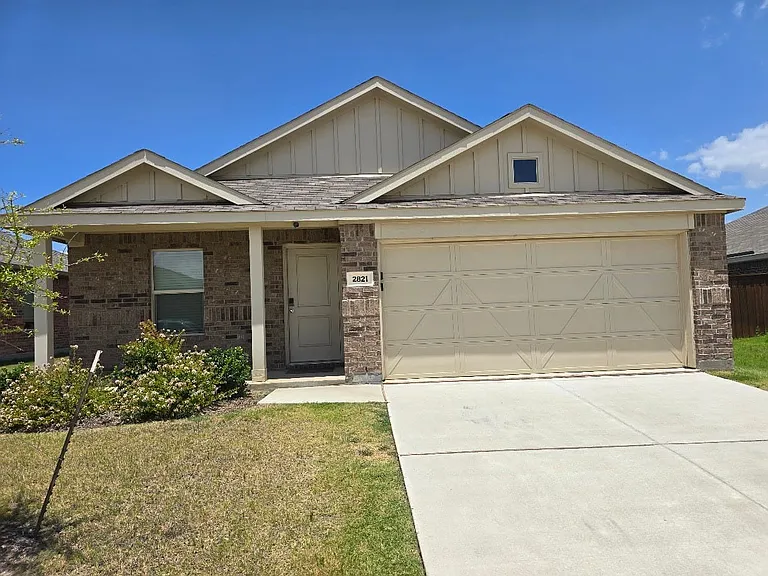 2821 Ozark Cir — Photo 1