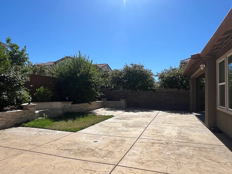 304 E Angelina Ave — Photo 35