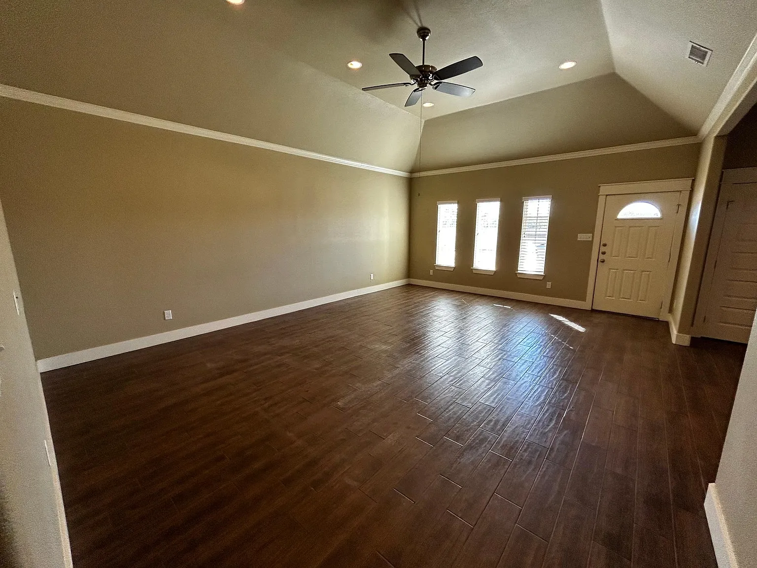 3 bed, 1598 sqft, $2,400 — Photo 3