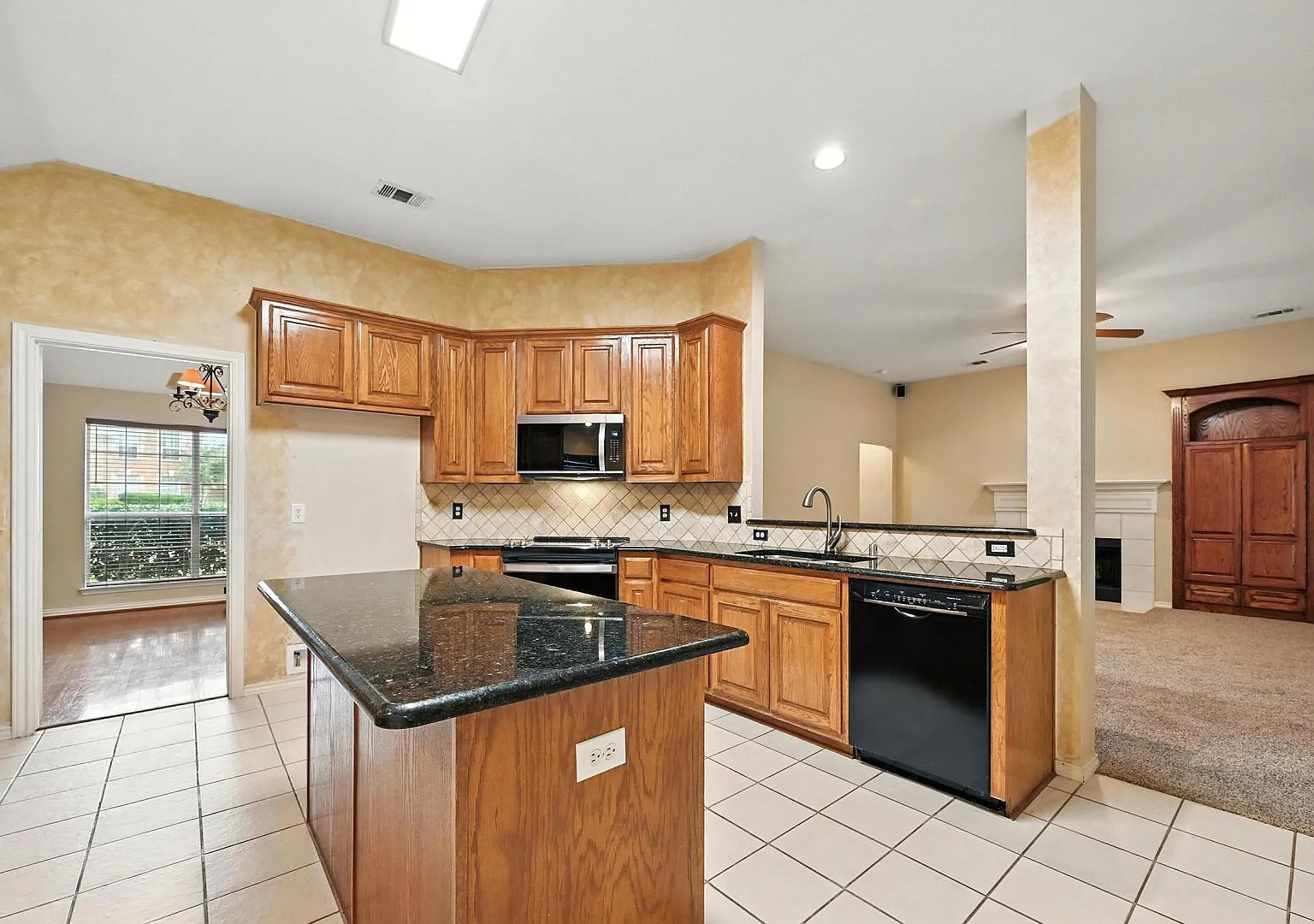 Beautiful 4-Bedroom, 2-Bath Home In Frisco ISD — Photo 4