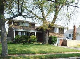 156 Berkeley Pl, Massapequa, NY 11758