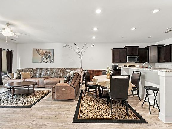 4th image of 557 Isley Pl