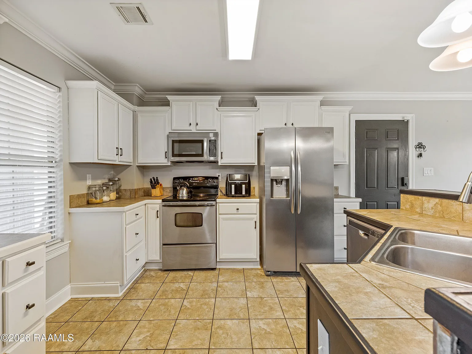 3 bed, 2.0 bath, 1400 sqft, $1,800 — Photo 3