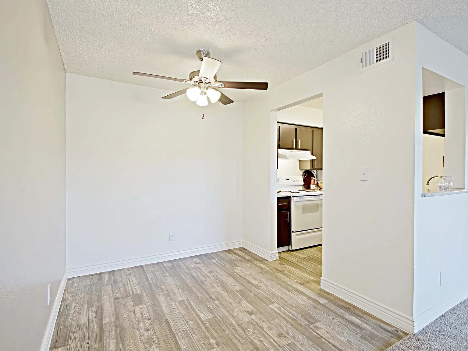 544 Southern Apartments — Photo 2
