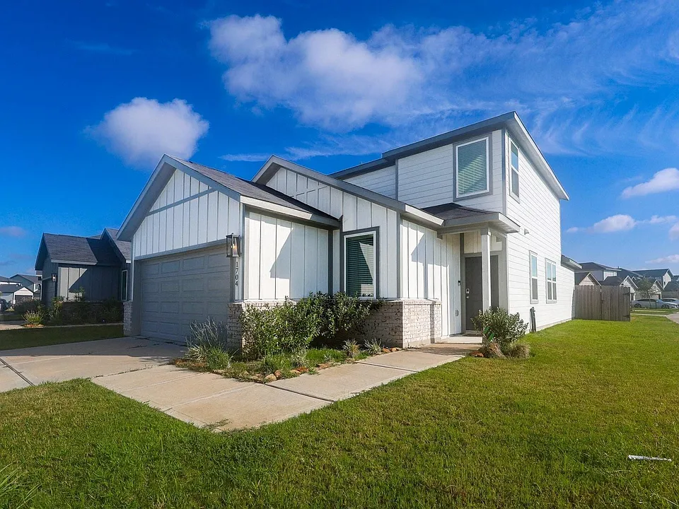 1704 Greendale Dr