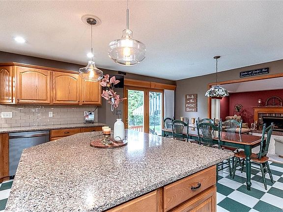4th image of 35 Pine Valley Ct