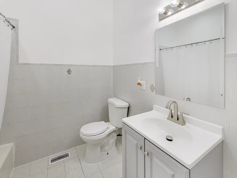 1301 N Oakley Blvd #2B — Photo 16