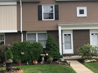 202 Countryside Dr, Mc Kees Rocks, PA 15136