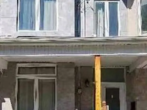 16 Ross St, Toronto, ON M5T 1Z9