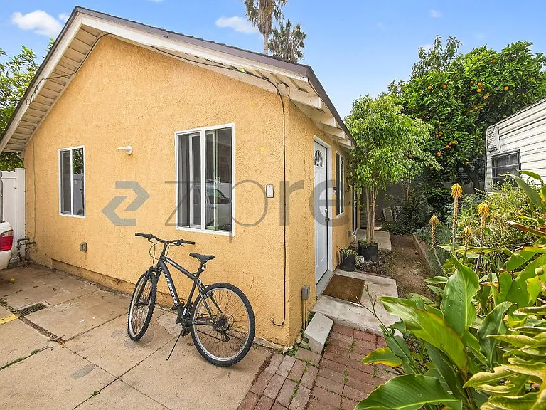 2431 S Catalina St — Photo 2