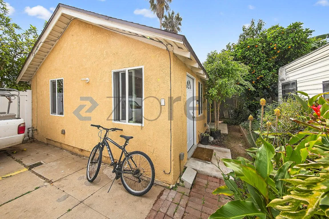 Building Photo - 2431 S Catalina St
