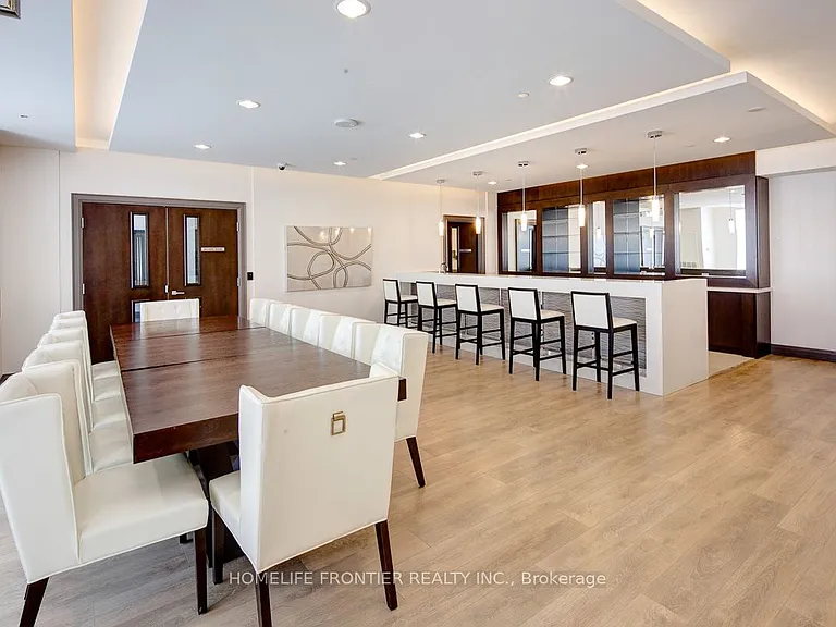 7167 Yonge St #906 — Photo 4