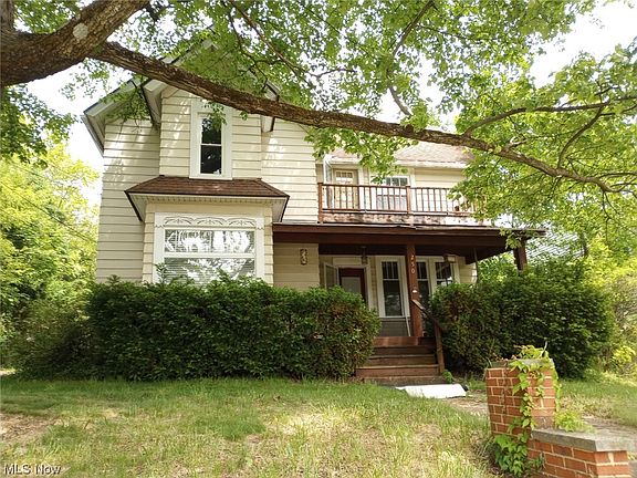 3rd image of 250 College St