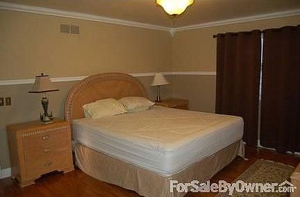 Master bedroom : 3 bedroooms plus 1 living room & 2 full bath upstairs. Amazing & unique layout.
