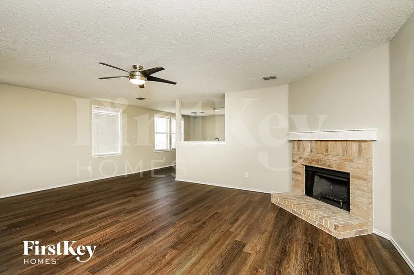 3 bed, 2.0 bath, 1518 sqft, $2,215 — Photo 3