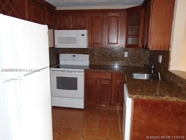 9143 SW 77th Ave #B304 — Photo 4