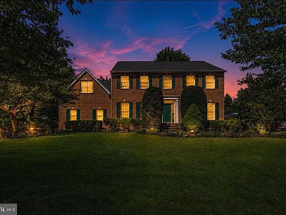 3rd image of 117 Mallard Dr W